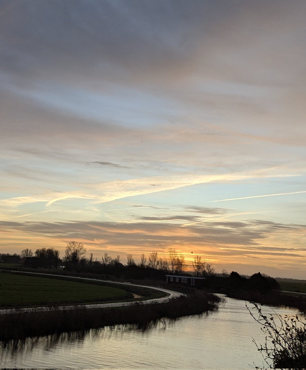 Vanmorgen boven Fryslân: lage wolkenflarden en een bovenlucht vol vliegtuigcirrus. Geen melding in het weerbericht #weerman #SyboMollema?
 Terwijl juist deze #vliegtuigbewolking stralingsactief is en bijdraagt aan klimaatverandering.  
Mag dit  benoemd worden?