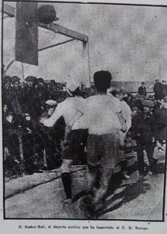Pucurull's tweet photo. Avui fa 103 anys, l’Europa i el Laietà van jugar el primer partit de bàsquet a Catalunya. Van quedar 8 a 2 a favor de l’Europa.  Van fer-ho al camp de futbol de l’Europa, amb les cistelles penjades a les porteries de futbol. https://t.co/hAgAZJHzeD