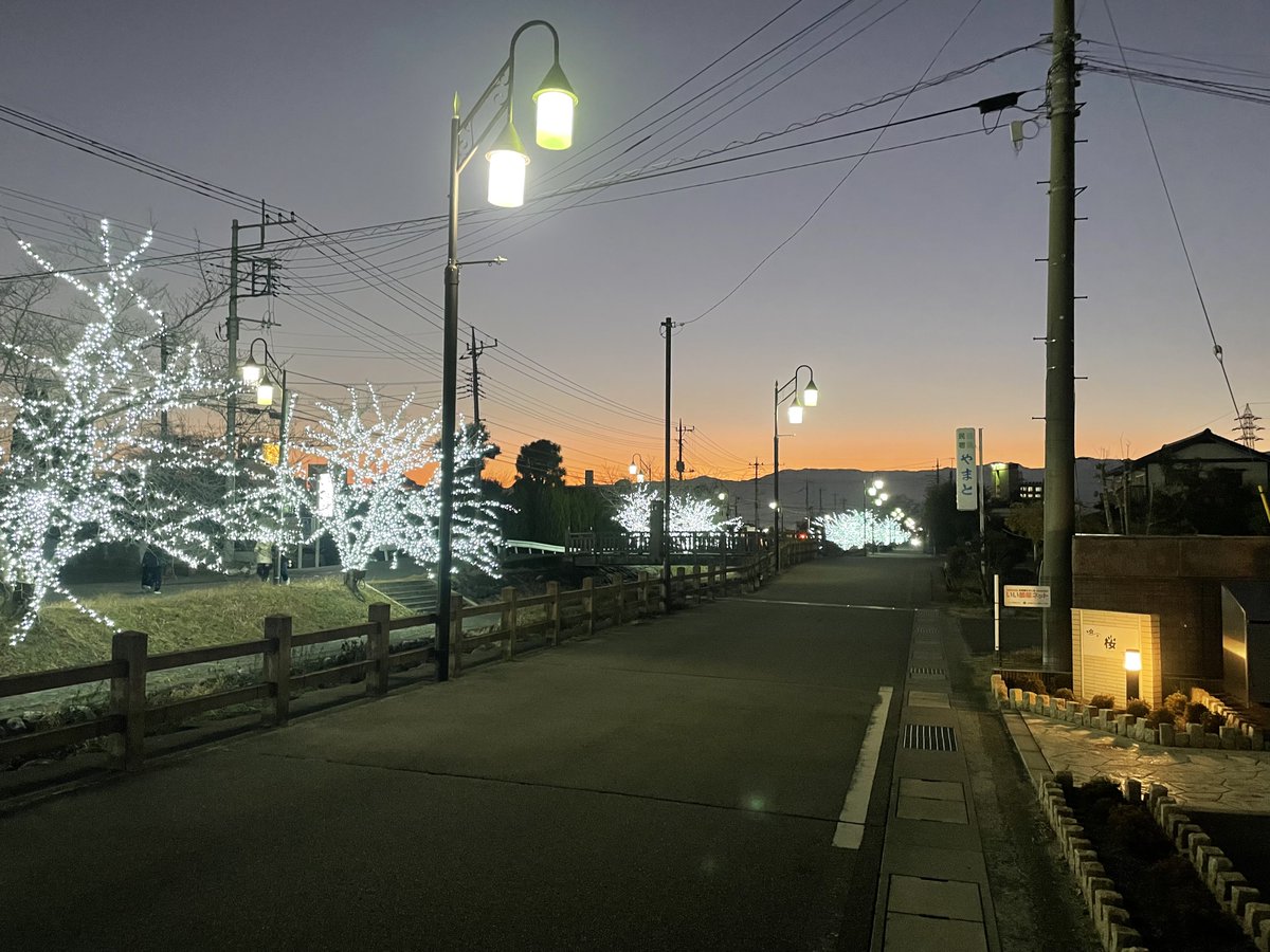 jinanmise's tweet photo. お世話になっている建築会社さんの安全大会&amp;忘年会に参加してきました！
早朝からの富士山絶景ゴルフも楽しかった！
18ホールで人生初のニアピン賞もゲット！
石和温泉のイルミネーションも綺麗でした。
夜中にラーメン、男7人部屋、深夜2時までしゃべり会。修学旅行みたいw
今度は家族で来たいねっ！ https://t.co/xpFxnuFbXc