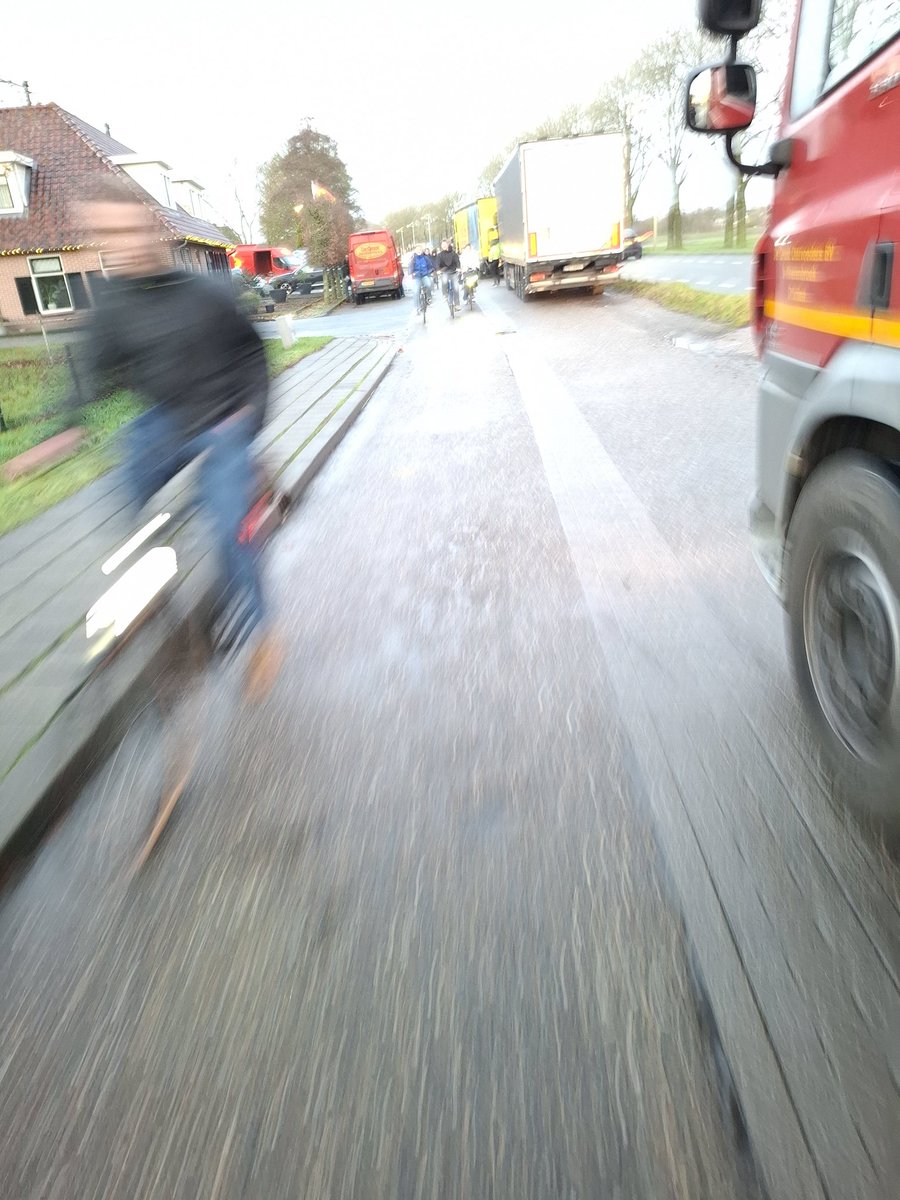 Om kwart voor negen zijn er drie vrachtwagens aan het laden en lossen op de parallelweg langs de Zwolseweg in 's-Heerenbroek terwijl er tientallen fietsers langskomen. Kan dat niet anders <a href="/gemKampen/">Gemeente Kampen</a> @provoverijssel <a href="/POL_Overijssel/">Politie Overijssel</a>