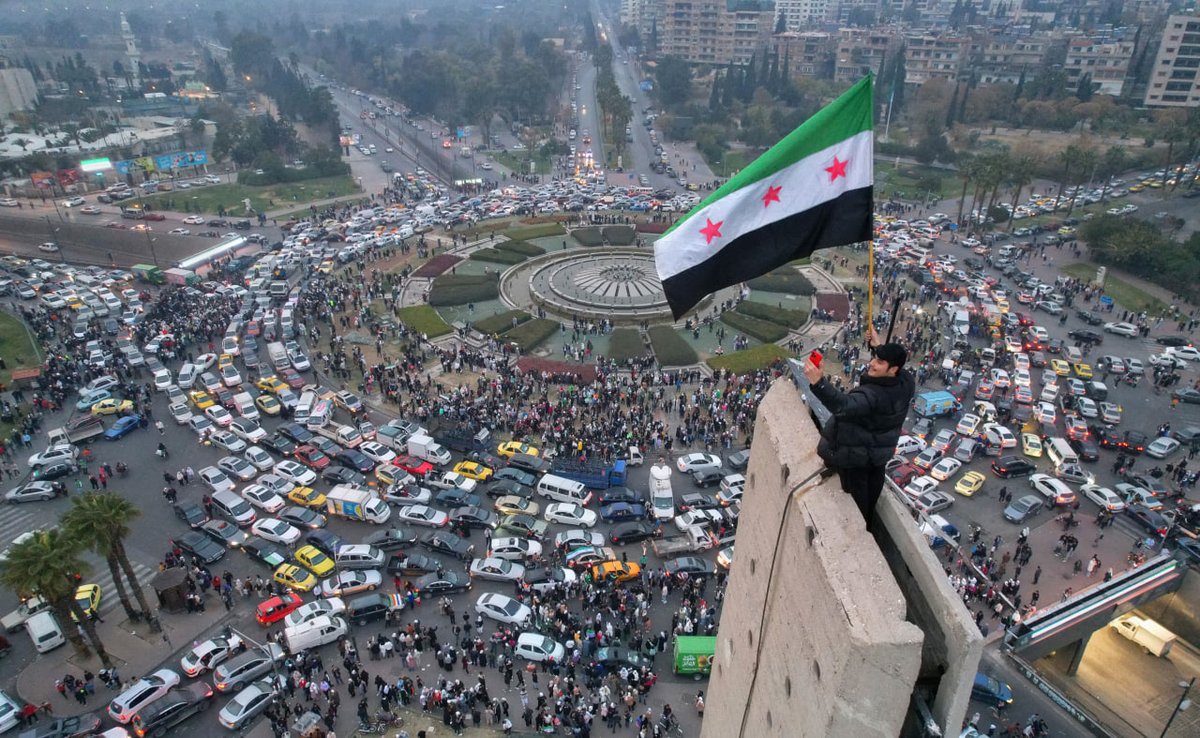 المنتصرون على المستحيل
مقال في <a href="/althawra_sy/">صحيفة الثورة السورية</a>

فرحة مستحقة في بلاد خسرت انتظام نبضها، وارتخت الوجوه عن الابتسامة، وصباح ما كان فيه الخير كما هو اليوم، على الناجين من فكرة الاستحالة ومن صنعوا من المستحيل ممكناً جللاً، الممسكين بوصايا الشهداء جمراً بأن يكون لهذه البلاد ما تستحق.