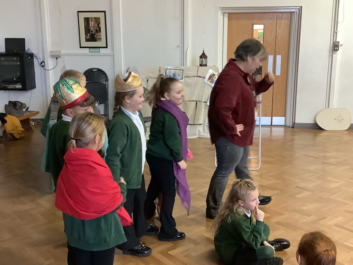 MrMcCabe62's tweet photo. @broadwayjuniors Class 3JM thoroughly enjoyed learning about the Christmas story with our friends from Wearside Youth for Christ. They really enjoyed the carousel of activities. #BeKind #ShineBright https://t.co/sxKkrFtkCd