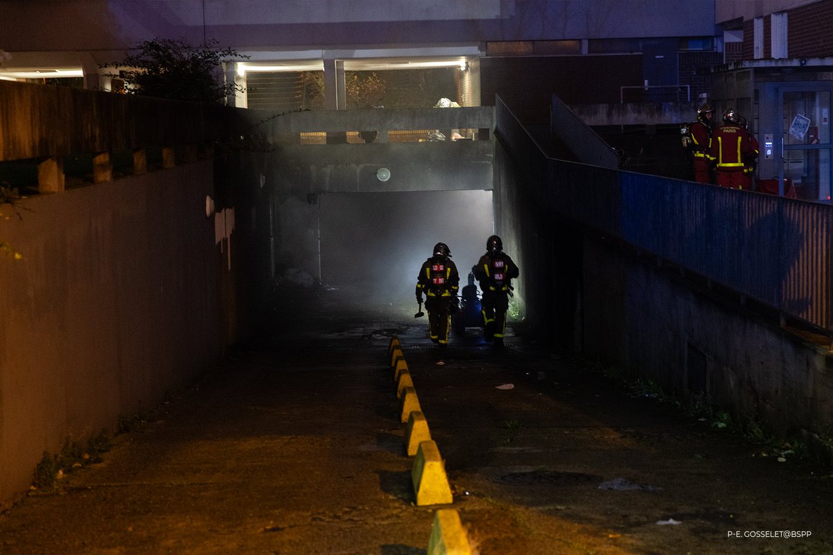 [🚨#Intervention] Hier soir, les pompiers de Paris sont intervenus pour un feu de stationnement couvert à Bagnolet (93).

🔥 L'incendie intéressait 3 véhicules dans le sous-sol d'un îlot d'habitation.

🚒 Une lance a été nécessaire pour venir à bout du sinistre.