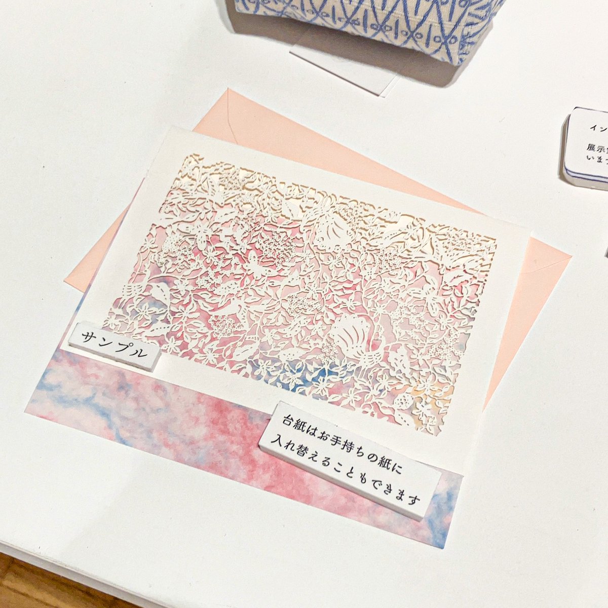 【#JAM】インドネシアの染織品展 グッズ紹介

バティック模様カード ¥250
蝋でこまかい文様を描き、防染して文様を表す「バティック」。
その伝統の花や動物の文様を切り抜いたカードです。
台紙を好きな紙に替えることができます。

＼＼＼後期は開催まであと2日／／／

詳細joshibi.net/museum/jam/202…