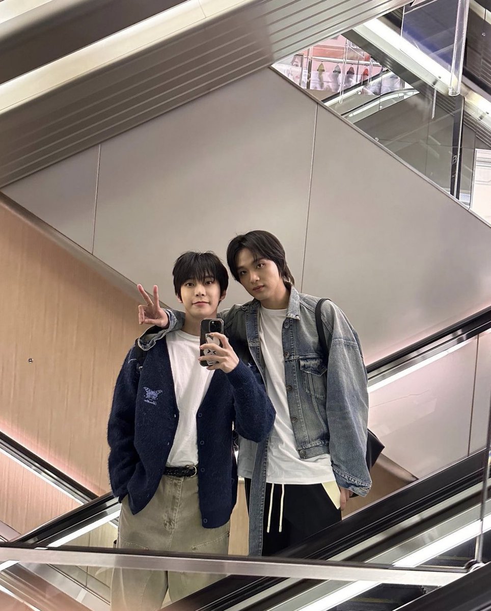 brilliantechan's tweet image. I can’t imagine if He can’t make it this time☹️
The relationship between both of them really precious
Haechan will encourage Doyoung when He’s down and Doyoung will do the same
They really looks like a real siblings
Thanks God to let them to speding time tgt before the…