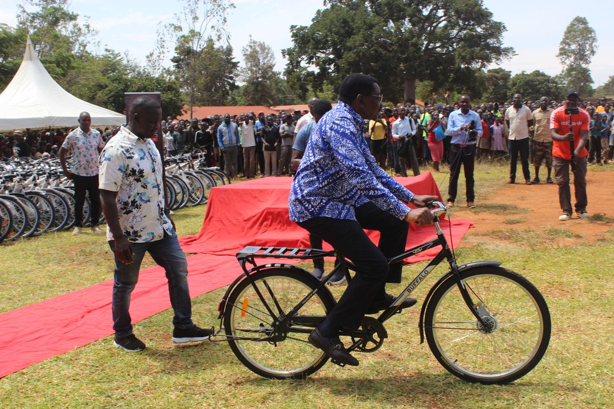 Alongside the Governor of Siaya County, we handed over 292 Buffalo Bicycles to CHPs/Environment Champions to boost community outreach, reduce carbon emissions, and support climate smart health systems #SiayaCounty #CommunityOutreach #BuffaloBicycles