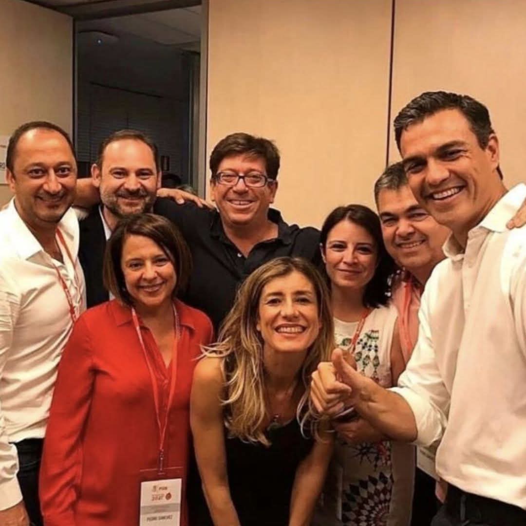 Foto de un grupo de personas que no se conocen de nada.