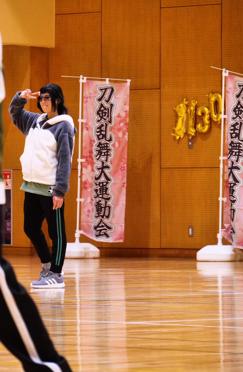 fryan_doll's tweet photo. #刀剣乱舞大運動会
 #第五回刀剣乱舞大運動会20251130
※Cosplay ※創作服

動けなくて、
とりあえずファンサしとけーー！精神の笹です🎋🤙ファンサポーズ楽しかったです……点数引かれたけど(  ᐡᴗ  ̫ ᴗᐡ)💭

撮影ありがとうございました🍀*゜
前(？)にいるのはこてくんです(๑•̀ㅁ•́ฅ✨ https://t.co/ANU0Dv7Tof