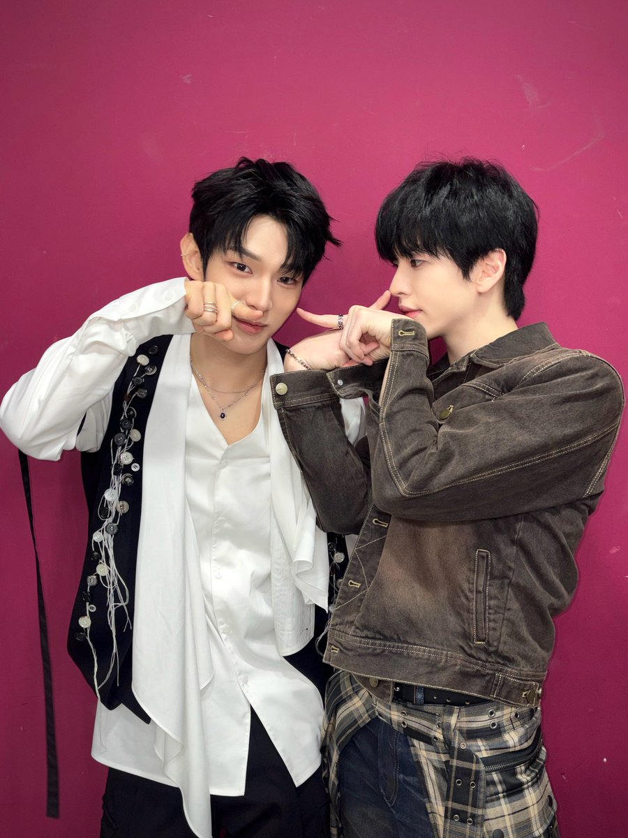 Two best friends in a room~ 👀😜
<a href="/CRAVITY_twt/">CRAVITY</a> 

#AHOF #아홉
#STEVEN #스티븐
#CRAVITY #크래비티
#ALLEN #앨런