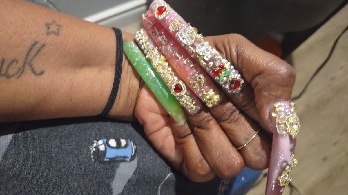 MissPinky1975's tweet photo. Since I'm not able to begin writing my book (finances are tanked)
I'm done with my left hand. And my nails are absolutely beautiful
#PolygelNails
#LeftHand
#5XLNails https://t.co/DpVsJiHk7P