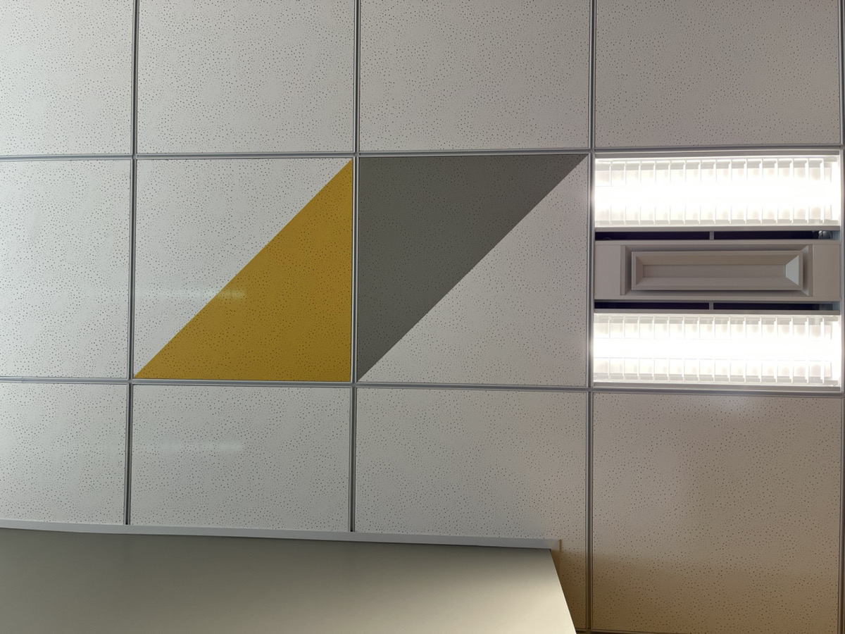 SimpleWeight's tweet image. 疲れてオフィスの天井を見上げたら、
これはあの懐かしのスーパー、アピタのマークみたいだ

x.com/apita_piago_un…