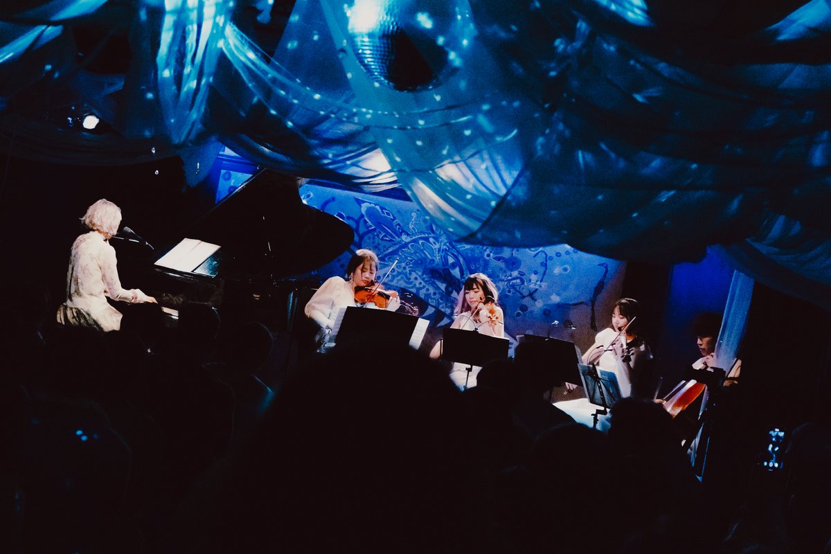 yuzurujinma's tweet photo. あらためまして、2025年12月6日開催
シンガーソングライター坂本櫻さんワンマンライブ「醒めない夢」。
神馬譲はアレンジャーとして、全10曲のカルテットアレンジを担当いたしました。

坂本櫻さんのことは、何年も前の17liveで配信されていた頃から拝見していました。
初めて画面越しに歌を聴いた瞬間の
「なんという天才がいるんだ…！」という衝撃は、今でも鮮明に覚えています。

その後ご縁があり、アレンジのお話をいただいた時は心から興奮しました。

「坂本櫻という天才を、最高のカルテットサウンドでどう輝かせるか」

自分に課せられた名誉ある使命だと感じて、アレンジに臨みました。

最初にアレンジに着手する一曲目をどれにするか。
これは「自分の感性が櫻さんの世界観と合うか」を試される、とても大事な選択です。
セトリが未確定の段階でしたが、迷わず「翠雨」を選びました。

「翠雨」は僕自身が大好きな曲であり、坂本櫻さんを象徴する最重要曲の一つ。
まずこの曲でアプローチしてみたいと思ったからです。

アレンジが仕上がり、デモとスコアをお渡ししたところ、櫻さんから即一発OK。
その瞬間、「このライブは行ける。絶対に成功する」と確信しました。

実は「翠雨」のアレンジは、アンコールラストのような“全部盛り＋熱量MAX”で書き上げていました。
ところが後日、櫻さんから
「翠雨をセトリの1曲目にします！」

という報告が届き、衝撃で椅子から転げ落ちそうになりましたが（笑）、しかし、ここからアレンジはさらにスムーズに進みました。

なぜかというと、「翠雨」が一曲目に置かれた瞬間、
“このライブ全体をどんなアレンジのスタンスで構築すべきか”が明確になったからです。

実際に本番当日、会場で演奏を聴いた時
「翠雨はこのライブの“絶対的な1曲目”だ」
と心から感じました。
櫻さんの天才的な感性を、あらためて感じた瞬間でした。

演奏は長年、神馬アレンジの常連である高橋和葉さんチーム。
リハから本番まで、これほど安心して任せられるチームは他にありません。
本当に素晴らしかったです。

会場にお越しいただいた皆様、配信をご覧いただいた皆様、本当にありがとうございました。
あの最高の空間を皆様と共有できて、心から幸せでした。

そして何より、ライブの主役は皆様です。
会場全体がひとつになる、とても特別な一日だったと思います。

また皆様に必ず音楽をお届けできるよう、これからも精進して参ります。

坂本櫻さん、最高の機会をありがとうございました。

2025.12.8
神馬 譲
(Photo by 藤井 佑宇 / Yu Fujii @Um_1164)