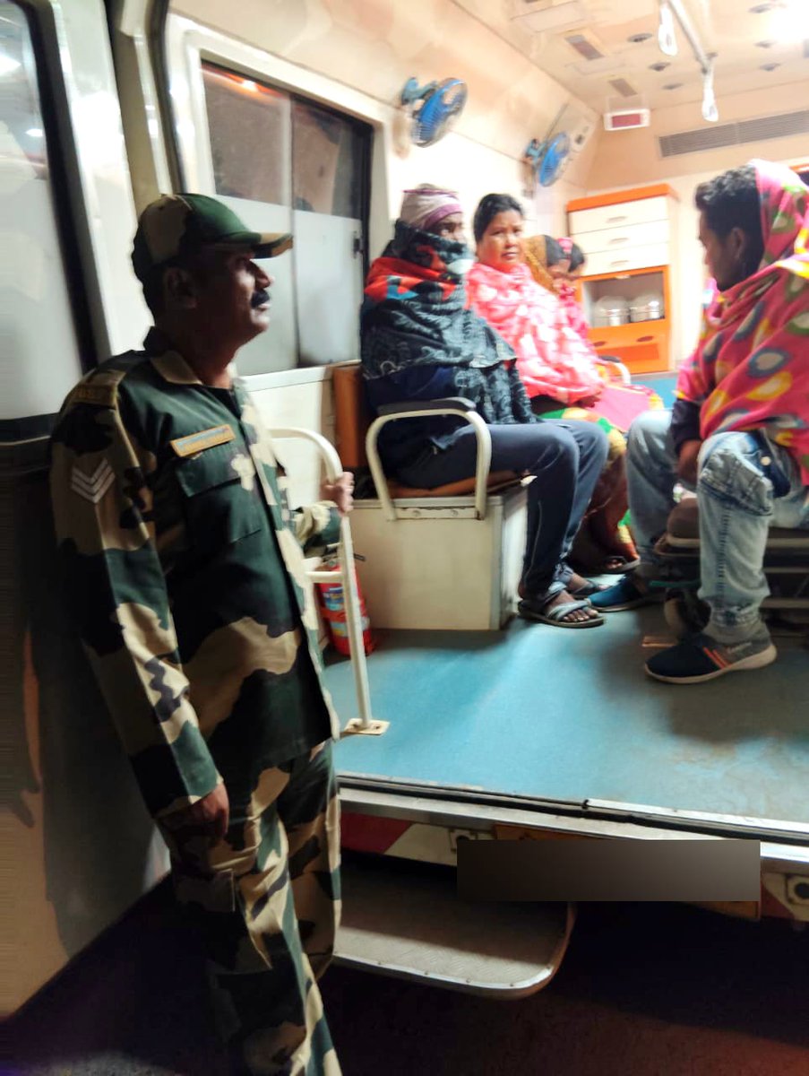 BSF_SOUTHBENGAL's tweet photo. 11 Bn #BSF swiftly responded to an urgent medical request, providing an ambulance with nursing staff to help a woman in labor reach the Govt Hospital on time.
Duty with humanity.
#BSFForHumanity #BorderMen https://t.co/qgzJQ03fte