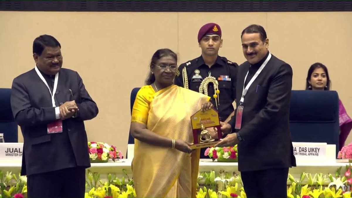 राजस्थान के जनजाति विकास विभाग के अतिरिक्त मुख्य सचिव श्री कुंजीलाल मीणा जी को राष्ट्रपति द्रौपदी मुर्मु द्वारा ‘धरती आबा जनजातीय ग्राम उत्कर्ष अभियान’ में देशभर में प्रथम स्थान प्राप्त करने पर सम्मानित किए जाने की हार्दिक बधाई!
 यह पूरे प्रदेश के लिए गौरव का क्षण है
<a href="/8PMnoCM/">राजस्थानी ट्वीट</a>