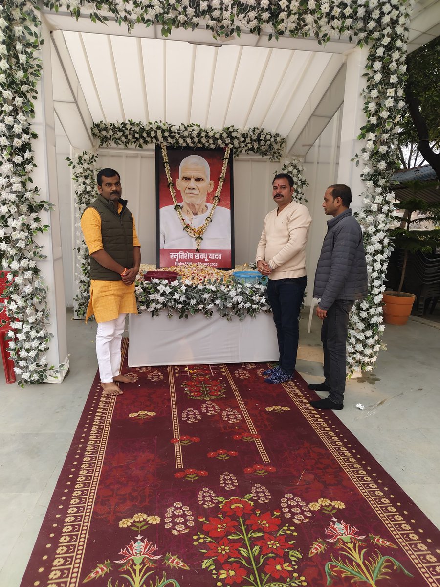 pandey247's tweet photo. उत्तर प्रदेश सरकार में मा. राज्य मंत्री (स्वतंत्र प्रभार) श्री गिरीश चंद्र यादव जी के जौनपुर स्थित निज निवास पर पहुँचकर उनके दिवंगत पूज्य पिताश्री के छायाचित्र पर पुष्पांजलि अर्पित कर श्रद्धांजलि दी ॐ शान्ति 💐

@girishyadavbjp https://t.co/bqif7LM1sS