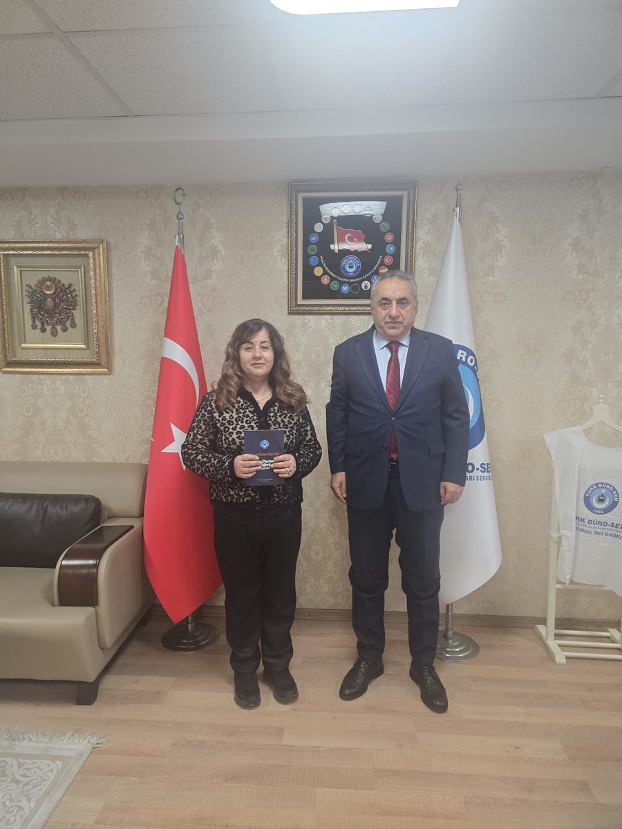 TurkesGuney's tweet photo. 📌 Mali Hizmetler Uzmanları Derneği Başkanı Asu Cihan İpek sendikamızı  ziyaret ettiler.

📌 Ziyarette memurlarımızı ilgilendiren konuları ele aldık, istişare etme fırsatı bulduk.

📌 Bugün yaşadığımız sorunların ana kaynağı; 2 Kasım 2011 tarihinde yayınlanan 666 sayılı Kanun Hükmünde Kararnamenin; Kamu Personel Rejiminde oluşturduğu sorunlardır.

📌 Türkiye Kamu-Sen; Ocak 2025 ayında kamuoyu ile paylaştığı “Türk Asrında Yeni Kamu Personel Rejimi” çalışması ve önerisi ile bugün yaşadığımız ve tartıştığımız sorunların sebep ve çözüm önerilerinin kitabını yazmıştır.

📌 Bugün kamuda yedi bine yakın ünvan bulunmaktadır. Yedi bin ünvandan sorunu ve talebi olmayan bir tane ünvan yoktur.

📌 Bu nedenle öncelikle; kamu personel rejiminin yapısal sorunları, sosyal taraflar olan sendikalar ile ele alınmalı; eğitim, diploma, görev yetki ve sorumluluklar ile yer değiştirme ve ülkemizin bölgesel geçinme şartlarını dikkate alan, sade, şeffaf anlaşılabilir düzenlemeler hayata geçirilmelidir.

📌 Karar vericiler de; şu yalın gerçeği görmeli; Türk Büro-Sen’in dört bin memurla yaptığı ankette, memurlarımızın “ % 92’si” maaş ve ücretlerinin günlük ihtiyaçlarına yetmediğini ifade ediyor.