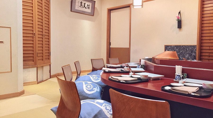 昔よく通った麹町の天麩羅屋「天真」が閉店していたと先程知った。あの店が当地で営業を始めたもう35年前かそこらの話だが、好きだった店が無くなるのはいつでも寂寥の念があって言葉にならない。店に三木首相？の書が飾られていたのはあの所在地ならではだったか。寂しい。