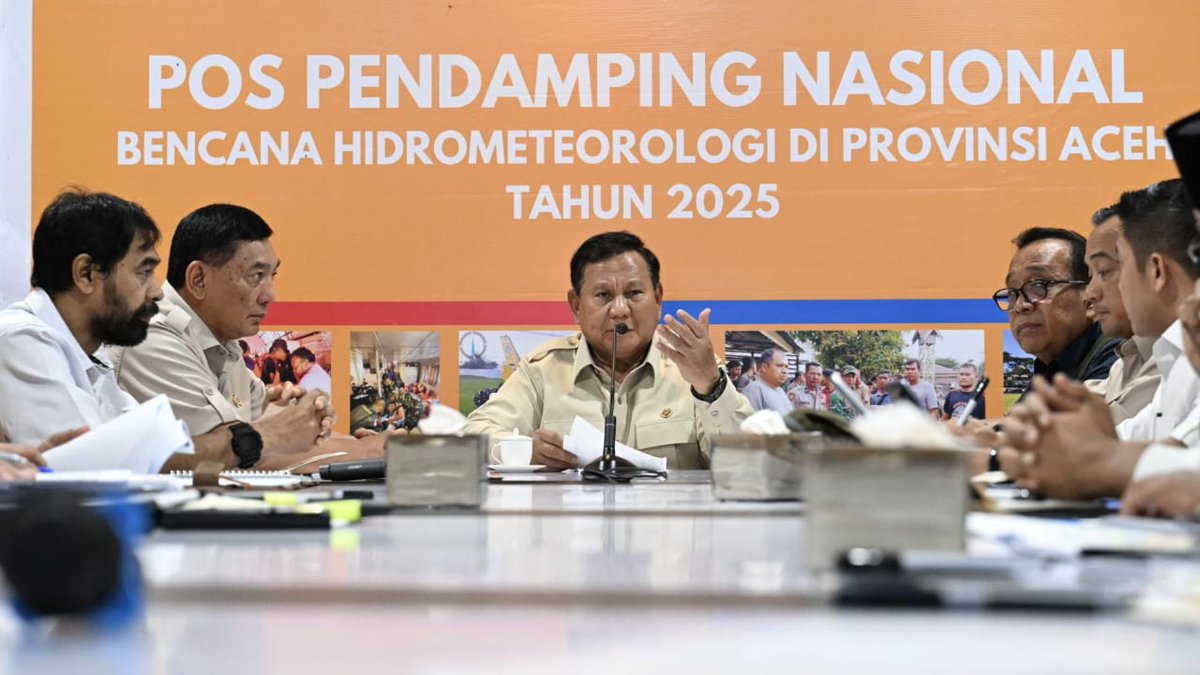 Menteri Pertahanan Sjafrie Sjamsoeddin <a href="/sjafriesjams/">Sjafrie Sjamsoeddin</a> mendampingi Presiden RI Prabowo Subianto <a href="/prabowo/">Prabowo Subianto</a> dalam Rapat Terbatas mengenai penanganan dan pemulihan bencana di Aceh, Sumatera Utara, dan Sumatera Barat, pada Minggu (7/12).