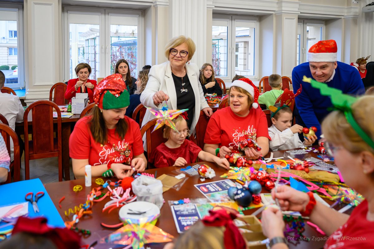 puwrzeszow's tweet photo. 🎄 „Piernikowa Choinka” w #PUW.
50 dzieci i 10 opiekunów z placówek opiekuńczo-wychowawczych i Regionalnej Placówki Opiekuńczo-Terapeutycznej stworzyło świąteczne ozdoby, które ozdobiły choinkę 🎄w Sali Kolumnowej.
Była zabawa, radość, tańce, słodkości i prezenty od Mikołaja.🎅 https://t.co/tLzAn45TgE