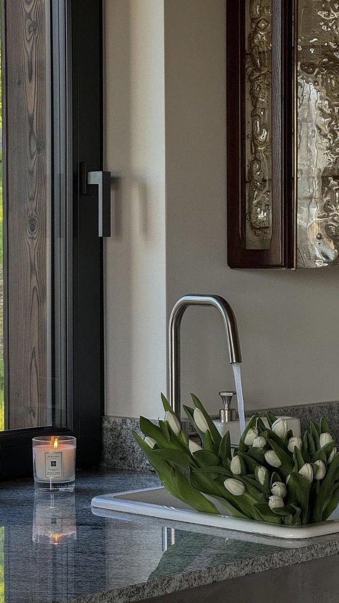 #صباح_الاجواء_الحلوه

تسعة وتسعين وصيّة
أولها وآخرها
اللي يعّكر مزاجك تعدّاه..