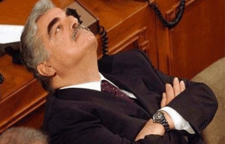 #رفيق_الحريري #بشار_الأسد
 ⭕️ بعد لقائه الأسد لأول مرة، قال :

  سوريا يحكمها ولد