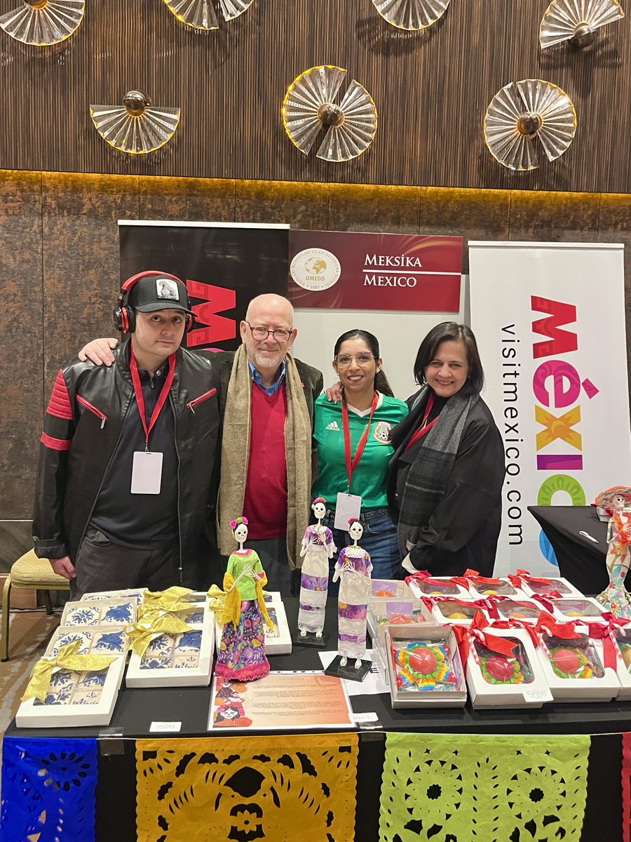 EmbaMexTur's tweet image. El 7 de diciembre el Emb. @CGjdl y el equipo de la embajada participaron en el bazar de beneficencia organizado por @dmedd_info. Los asistentes pudieron adquirir bellas artesanías mexicanas y deliciosas galletas decoradas. Gracias a quienes visitaron el stand mexicano.