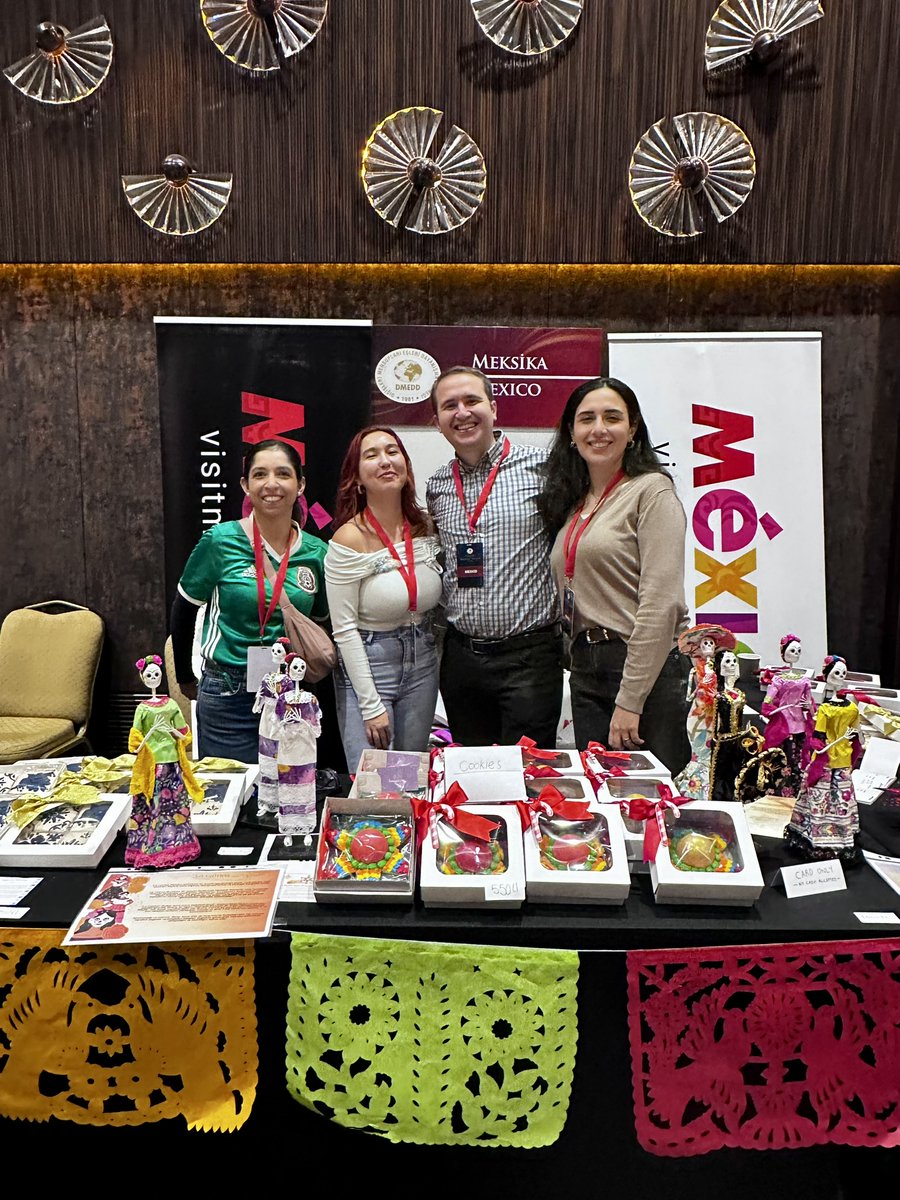 EmbaMexTur's tweet image. El 7 de diciembre el Emb. @CGjdl y el equipo de la embajada participaron en el bazar de beneficencia organizado por @dmedd_info. Los asistentes pudieron adquirir bellas artesanías mexicanas y deliciosas galletas decoradas. Gracias a quienes visitaron el stand mexicano.