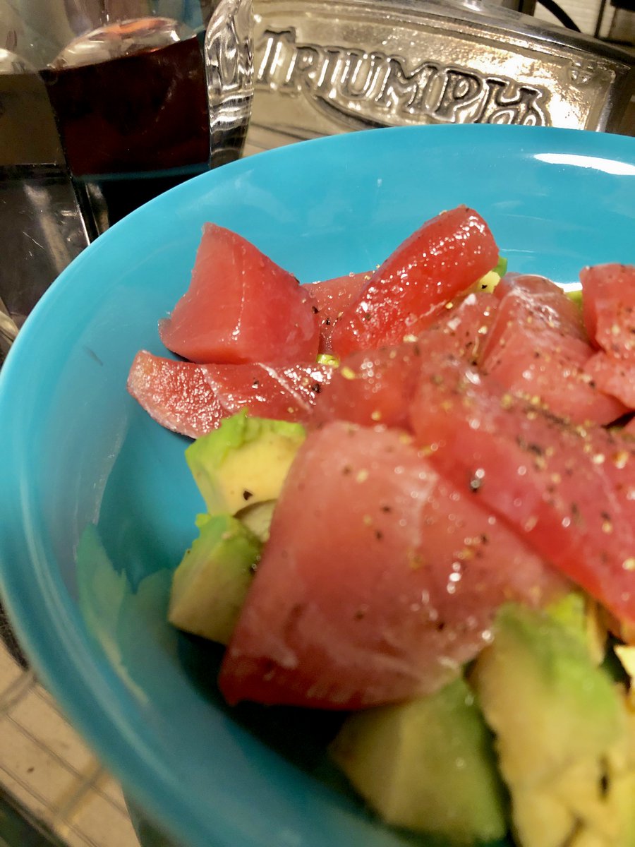 鮪とアボカドで上越のライブ映像を観ながらまったり。色々なバンドがツアーで行くだけあって音が良くて自分のバンドでも観ていて揚がるね、EARTHに感謝🕷️