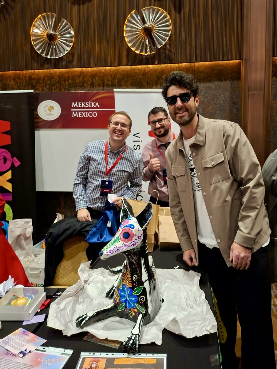 EmbaMexTur's tweet image. 7 Aralık'ta Büyükelçi @CGjdl ve Büyükelçilik ekibi, @dmedd_info tarafından düzenlenen yardım kermesine katıldı. Ziyaretçiler Meksika el sanatları ve lezzetli süslü kurabiyelerden alma fırsatı buldu. Meksika standına uğrayan herkese çok teşekkür ederiz!