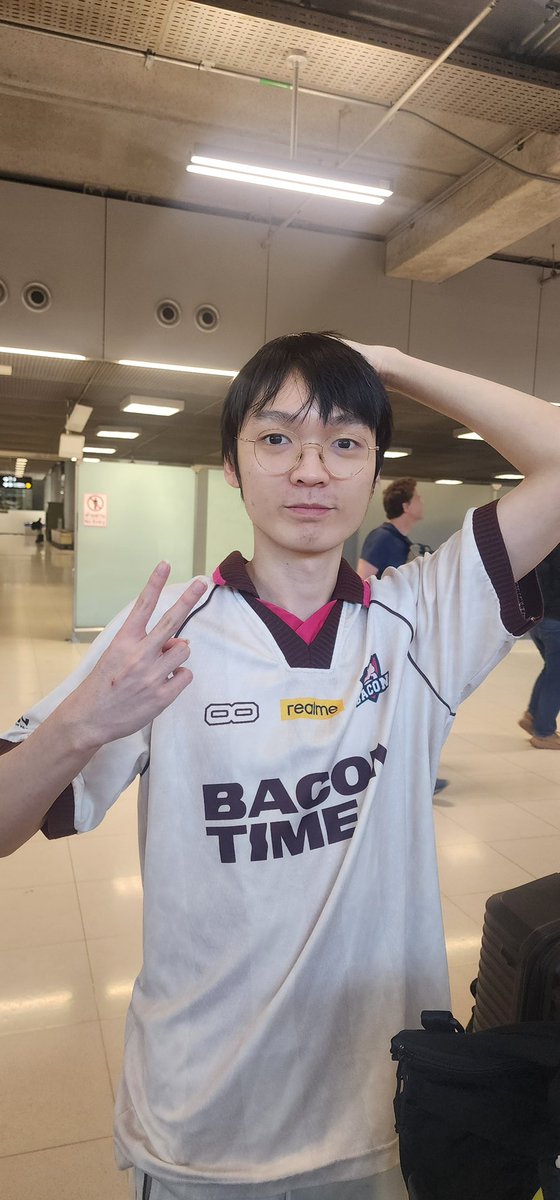 หนุ่มๆถึงไทยกันแล้วครับ 🙏 ใครอยู่ไม่ไกลจากสุวรรณภูมิ มาเจอหนุ่มๆ #ทีมBaconTime กันได้นะ

#BACdiwa