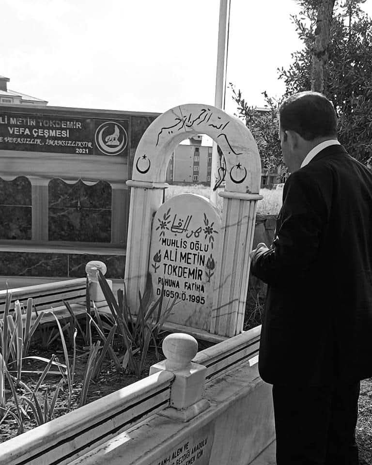 8 Aralık 1995 tarihinde elîm bir trafik kazasında hayatını kaybeden Ülkü Ocakları Eski Genel Başkanı Ali Metin Tokdemir’i vefatının 30. yıldönümünde rahmetle anıyorum.

Ruhu şâd, mekanı cennet olsun.

#8Aralık1995
#AliMetinTokdemir

#OcaklıÇocuklarıSevinVeOnlaraGüvenin