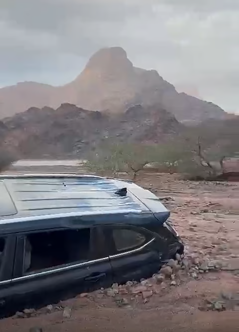 🌧️ وفاة شاب غرقاً في سيول تبوك .. قادماً من عمله وجرفته السيول المنقولة من الجبال إلى الوادي

▪️ الشاب ع. القحطاني (22 عامًا) توفي بعد جرف سيارته بسيول منحدرة من جبال عقبة روى.
▪️ فرق الدفاع المدني والإنقاذ التطوعية انتشلت باقي الأشخاص من السيارات.
▪️ الشاب عُثر عليه مساء الأحد