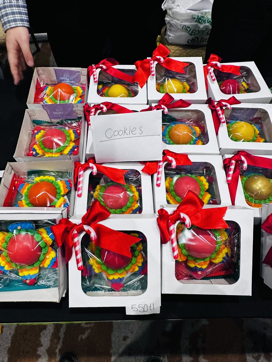 EmbaMexTur's tweet image. 7 Aralık'ta Büyükelçi @CGjdl ve Büyükelçilik ekibi, @dmedd_info tarafından düzenlenen yardım kermesine katıldı. Ziyaretçiler Meksika el sanatları ve lezzetli süslü kurabiyelerden alma fırsatı buldu. Meksika standına uğrayan herkese çok teşekkür ederiz!