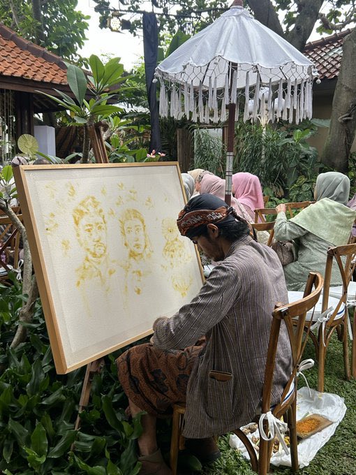 yang bikin keren lagi itu karna lukisnya pake kunyit dayummmmm! mamah your mind <a href="/amndzahra/">Amanda</a> ril kunti core 😍