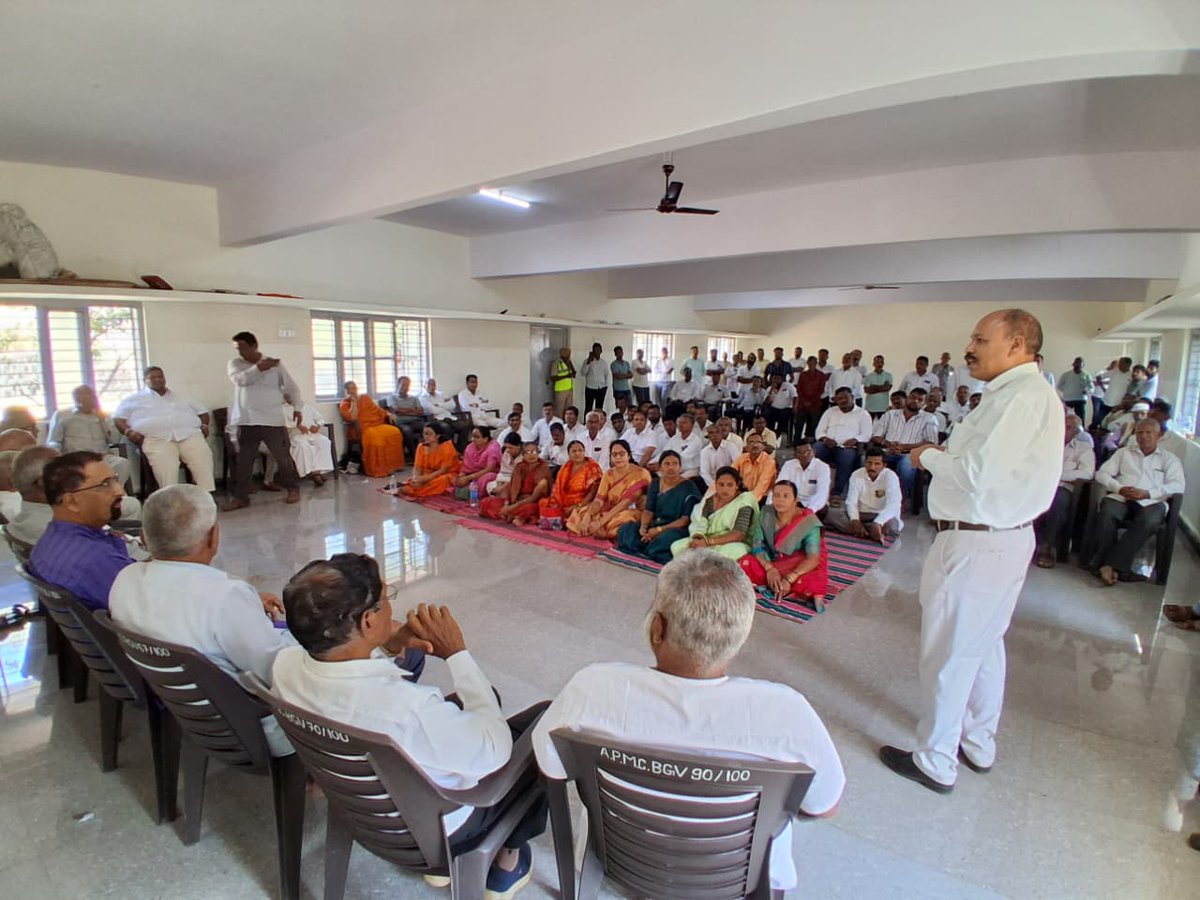 सीमाभागातील समितीच्या शेकडो कार्यकर्त्यांना अटक करण्यात आली पण संयुक्त महाराष्ट्राच्या लढ्याच्या जिद्दीने जिथे अटक करून ठेवले तिथेच मेळावा भरवला.. पण अजूनही महाराष्ट्रातील एकही मराठी मिडिया किंवा नेत्यांना या बद्दल प्रतिक्रिया द्यावशी वाटत नाही हे दुर्दैव <a href="/CMOMaharashtra/">CMO Maharashtra</a>
