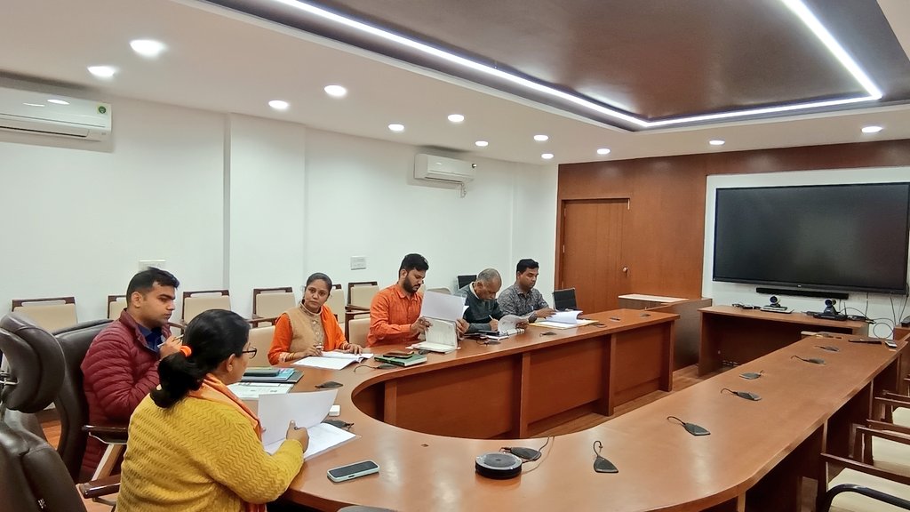 ખરીફ માર્કેટીંગ સીઝન ૨૦૨૫-૨૬મા લઘુત્તમ ટેકાના ભાવે ડાંગર,બાજરી,જુવાર,મકાઈ,રાગીની ખરીદી અંગે ડિસ્ટ્રિક્ટ લેવલ મોનીટરીંગ કમિટીની બેઠકમાં ખરીદ કેન્દ્રોના સ્થળની વિગતો,ખરીદી પ્રકિયા ઝડપથી પૂર્ણ કરી ખેડૂતોને ઝડપથી પેમેન્ટનુ ચૂકવણા થાય તે બાબતે જરૂરી સુચનો આપ્યાં.<a href="/CMOGuj/">CMO Gujarat</a> 
<a href="/PCBaranda3/">PUNAMCHAND BARANDA (MODI KA PARIVAR)</a>