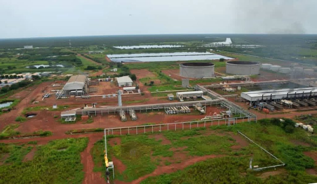 تحرير منطقة هجليج بولاية غرب كردفان، لم يكن خطوة عسكرية فحسب، بل محطة مفصلية تعيد رسم المشهد السوداني. فهجليج، بثقلها في حقول النفط، تمثل واحدًا من أهم شرايين الاقتصاد الوطني، والسيطرة عليها تعني امتلاك ورقة استراتيجية في أي عملية بناء للدولة. 

وعلى المستوى العسكري، فإن موقعها