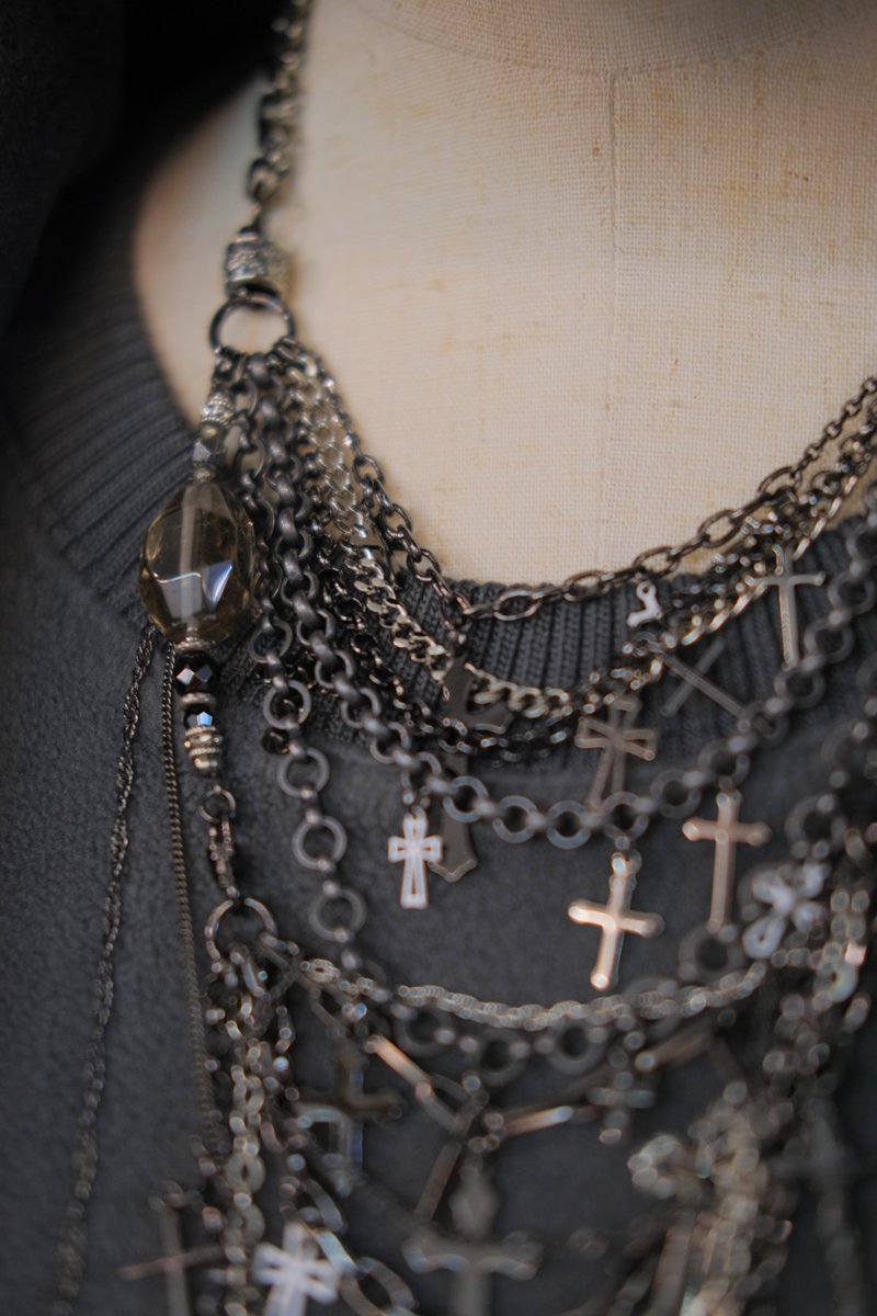 gunda アクセサリー】 多種多様な形をしたクロスが無数に取り付けられ
