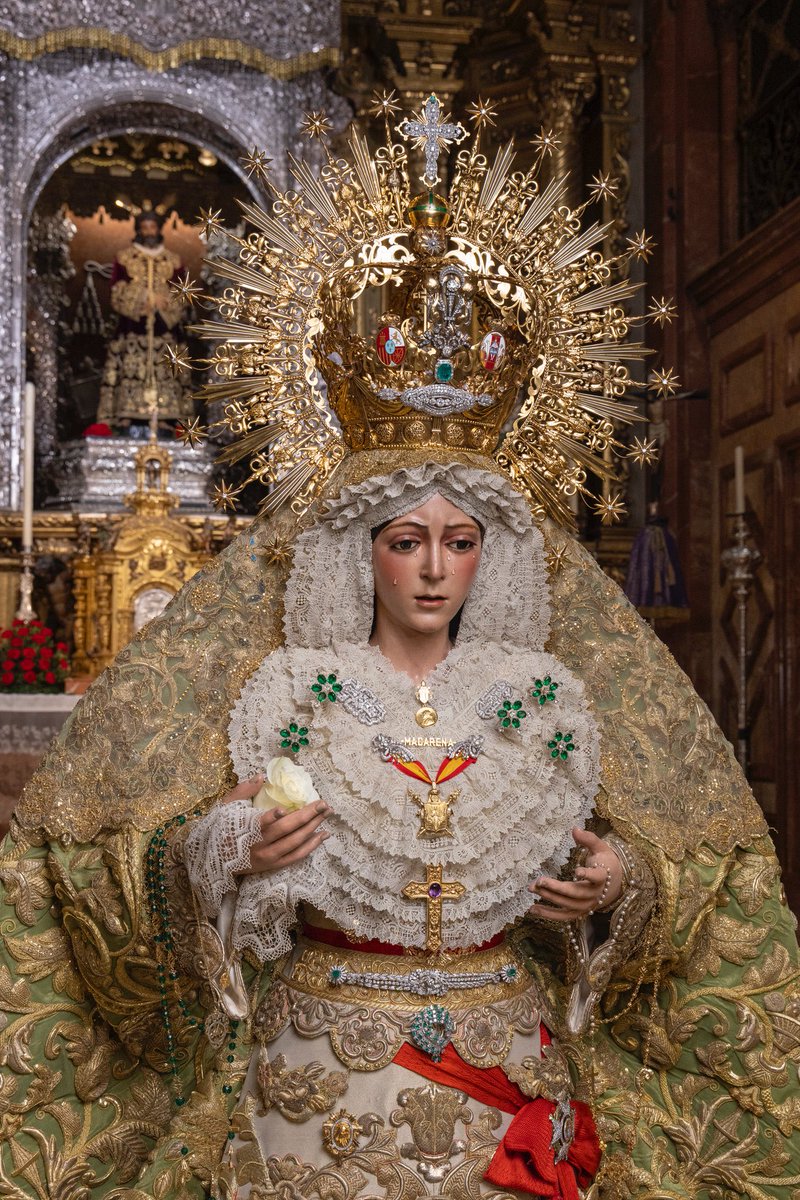 Está para subirla al paso de la Virgen del Rosario y darle 4 vueltas a Sevilla. Que no quedara nadie sin verla. 

📸 Emilio Sáenz.