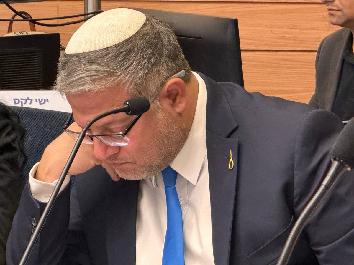 Ganz normaler neuer Fascho-Style in der israelischen Regierung, die Merz gerade besucht hat: Minister Ben Gvir trägt jetzt eine Schlinge, die für das Gesetz zur Todesstrafe für Palästinenser:innen steht.