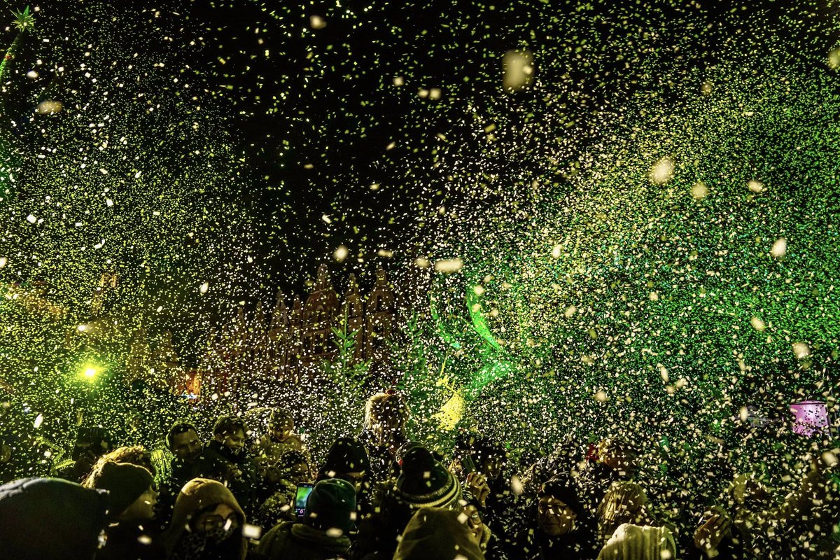 ✨Événement incontournable de la région, la descente de Saint-Nicolas !
🔥Un spectacle féérique mené par la compagnie Boussole et la S'dance Company
📍Saint-Nicolas est descendu du Beffroi d’Arras sous un spectacle de son et lumières !