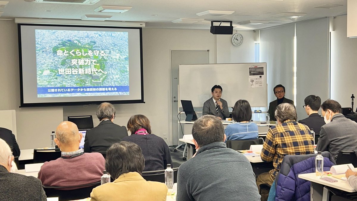 ynaitosetagaya's tweet photo. 【第1回「内藤ゆうやと語る会」を開催しました】

落選してから初めて、地元でミニ集会を開催しました。
当初は「5名来てくだされば御の字」と思っていたのですが、なんと20名を超える方々にご参加いただきました。
落選した自分に、これだけ多くの方が足を運んでくださったのかと思うと胸がいっぱいでした。

世田谷のインフラの話、ご近所の困りごと、お金の悩み、有事のどうする！？など──
ひとつひとつの声が、このまちで暮らす方々のリアルそのもの。
直接お話しできた時間は、本当に貴重でそして何より楽しいものでした。

嬉しいことに「またやってほしい」というお声も多く、早速ですが���回の会場を確保しました。
次回は 1月末@経堂、その次は 2月末@烏山にて開催予定です。
ご参加くださった皆さま、本当にありがとうございました。
そして、今回来られなかった方も、ぜひお気軽にお立ち寄りください。

一人ひとりの声をまちづくりに生かしていけるよう、これからも地道に、丁寧に取り組んでいきます。