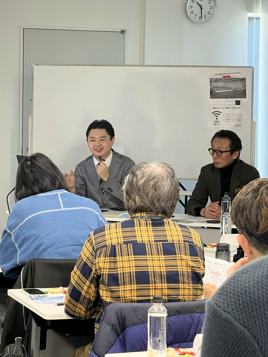 ynaitosetagaya's tweet photo. 【第1回「内藤ゆうやと語る会」を開催しました】

落選してから初めて、地元でミニ集会を開催しました。
当初は「5名来てくだされば御の字」と思っていたのですが、なんと20名を超える方々にご参加いただきました。
落選した自分に、これだけ多くの方が足を運んでくださったのかと思うと胸がいっぱいでした。

世田谷のインフラの話、ご近所の困りごと、お金の悩み、有事のどうする！？など──
ひとつひとつの声が、このまちで暮らす方々のリアルそのもの。
直接お話しできた時間は、本当に貴重でそして何より楽しいものでした。

嬉しいことに「またやってほしい」というお声も多く、早速ですが���回の会場を確保しました。
次回は 1月末@経堂、その次は 2月末@烏山にて開催予定です。
ご参加くださった皆さま、本当にありがとうございました。
そして、今回来られなかった方も、ぜひお気軽にお立ち寄りください。

一人ひとりの声をまちづくりに生かしていけるよう、これからも地道に、丁寧に取り組んでいきます。