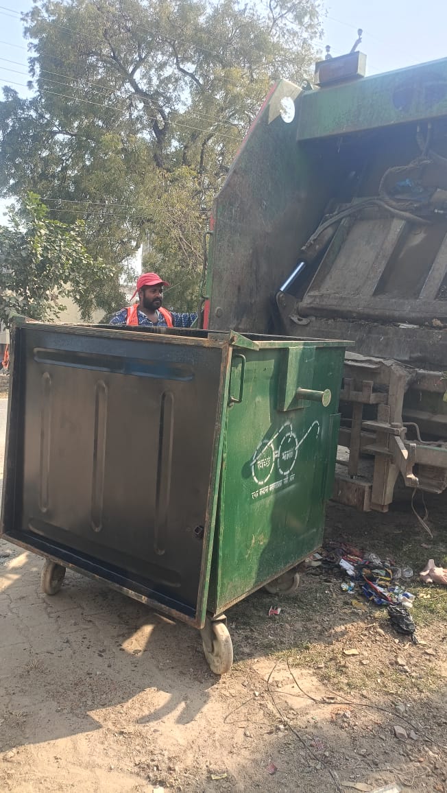 cballahabad's tweet photo. SHS2025: Cleaning of footpaths, roads, and drains, along with dustbin maintenance and replacement of old dustbins with new ones, was carried out in New Cantonment, Prayagraj. #SpecialCampaign5_0 #SHS2025 #SwachhBharat #Swachhotsav #SwachhataHiSeva2025
@pddecc https://t.co/QwFfikdSMA
