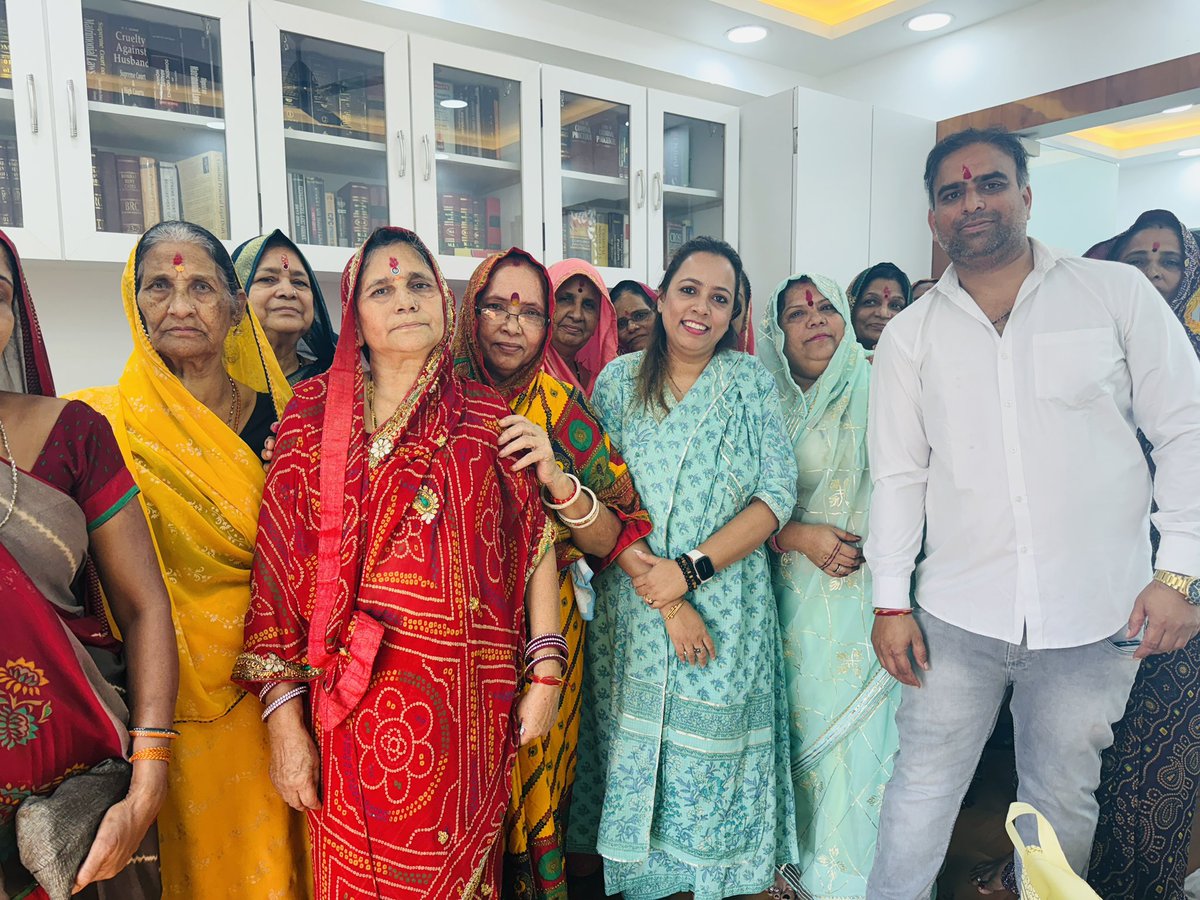 aryan74159's tweet photo. आज *Adv सुप्रिया पाठक* यांनी निमंत्रणानुसार *Adv मनोज बडसिवाल जी* यांनी वांद्रे पूर्व येथे नवीन *Advocate Office* उघडले त्यांस जाऊन पुढील वाटचालीस शुभेच्छा दिल्या 💐… येणाऱ्या काळात बांद्रा पूर्व मधील नागरिकांची कायदेशीर कामे नक्की होतील अशी शाश्वती दिली… https://t.co/TFT44ZdmR6