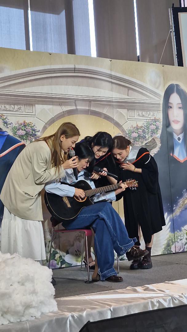 lildream239's tweet photo. Congrats to nong fond and nong gygee nah cuff 🥺🫶🏻 ป้า Always so proud of you nah keng mak🤏🏻

Cr:เพื่อนจีมัมหมีน้องฟ้อนด์ 🙏🏻
FOND GRAD LAEW
#GygeeFondGraduationShower
#FONDnatticha #Weewrya #NineNarinn #Gygeenutkul https://t.co/qqTnpAdISq
