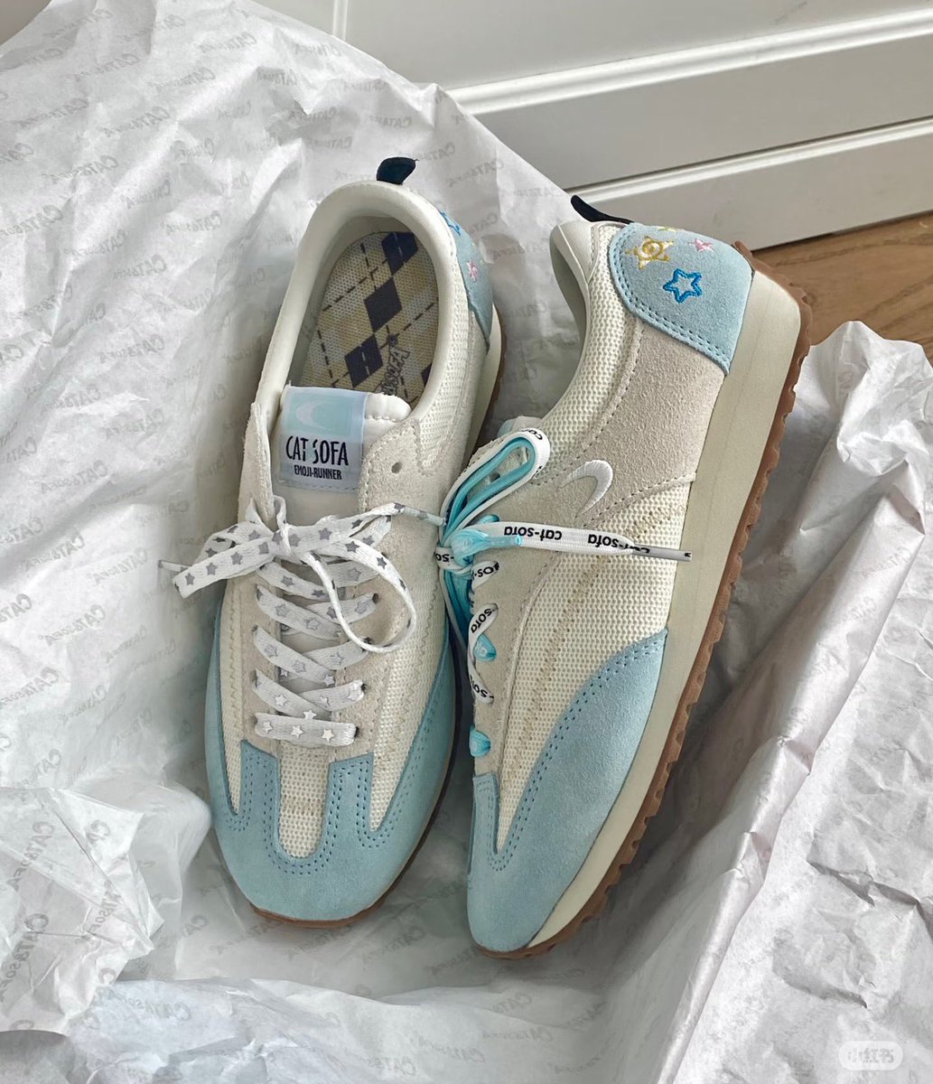 jungjless's tweet photo. These sneakers are too cute to handle 💕👟 https://t.co/Ha3St59Tnm