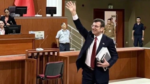 “Bugün buraya suçlamaya geldim. Bu adaletsizliğe imza atan kişilerin bu salonlarda, adil yargı altında çatır çatır hesap vereceğinin altını çiziyorum.

19 yaşındaki Ekrem’i yargılamaya kalkan bu suçlamaları kabul etmiyorum. 

Buna girişenlere karşı hakkımı sonuna kadar