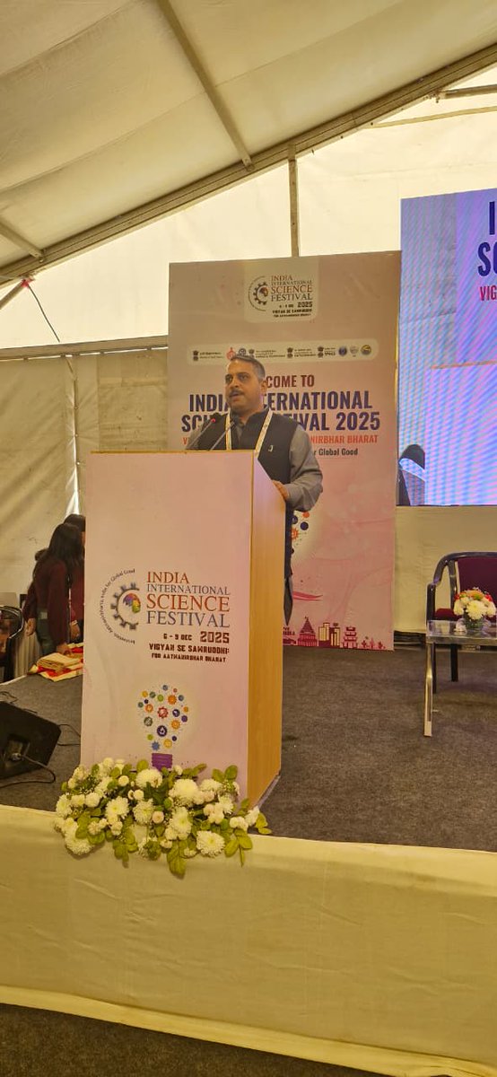 SMCC_NIScPR's tweet image. Valedictory Session of Day 2 at the S&amp;amp;T Media and Communicators Conclave 2025 concluded with impactful reflections on strengthening science communication in India, followed by a dignified closing and the National Anthem.

#IISF2025 #STMediaConclave #ScienceCommunication