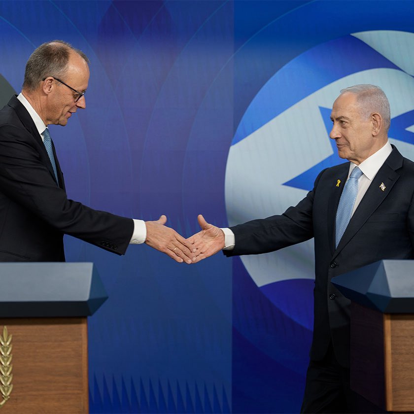 Merz stellt sich bei seinem
Besuch in Jerusalem an die Seite eines Kriegsverbrechers, der den Genozid in Gaza verantwortet und erneut offen erklärt, dass er einen palästinensischen Staat ablehnt.
Statt klare Grenzen zu ziehen, legitimiert der Kanzler eine Politik, die